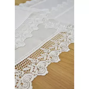 Elegantní ubrus s jemnou látkou a širokou krajkou Šírka: 120 cm | Dĺžka: 220 cm