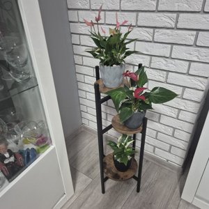 Kovový třípatrový stojan na květiny v loftovém stylu