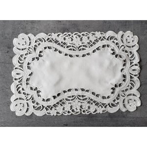 Elegantní ubrus s ozdobnou výšivkou - bílý Šířka: 30 cm | Délka: 45 cm